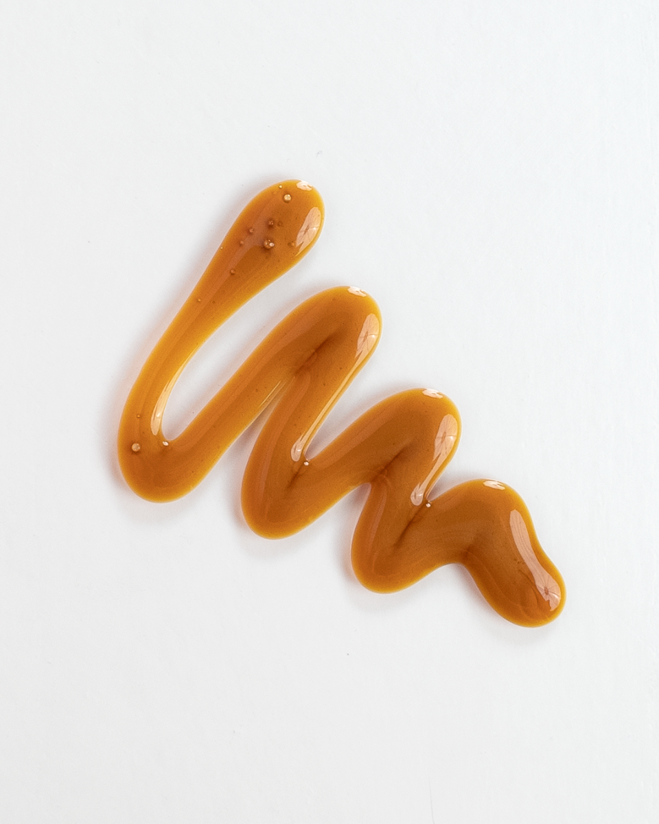 som med sine farvepigmenter går ind og frisker hårfarven op samtidigt med at pleje både håret og hovedbund.