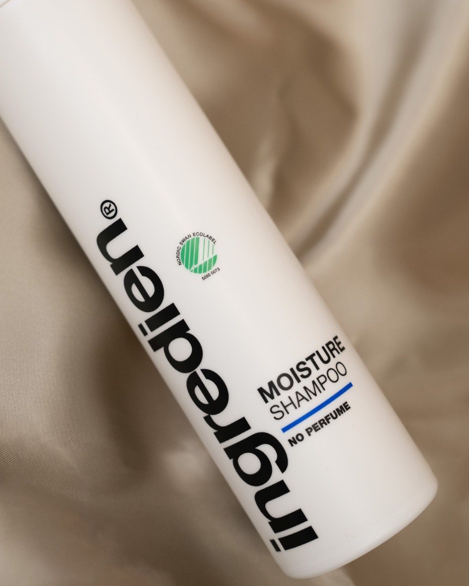 som plejer og fugter hårstråene under hver hårvask.