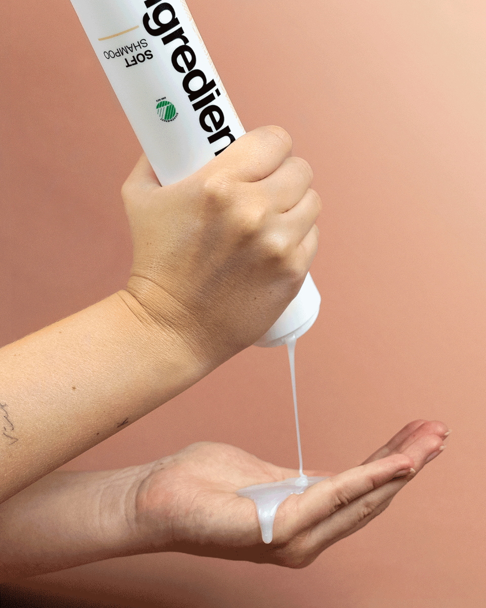 ingredien Soft shampoo er specielt udviklet til det tørre og naturlige krøllede hår. Shampooen er beriget med sunde plejende ingredienser som jojobaolien der tilfører håret og hovedbunden fugt.